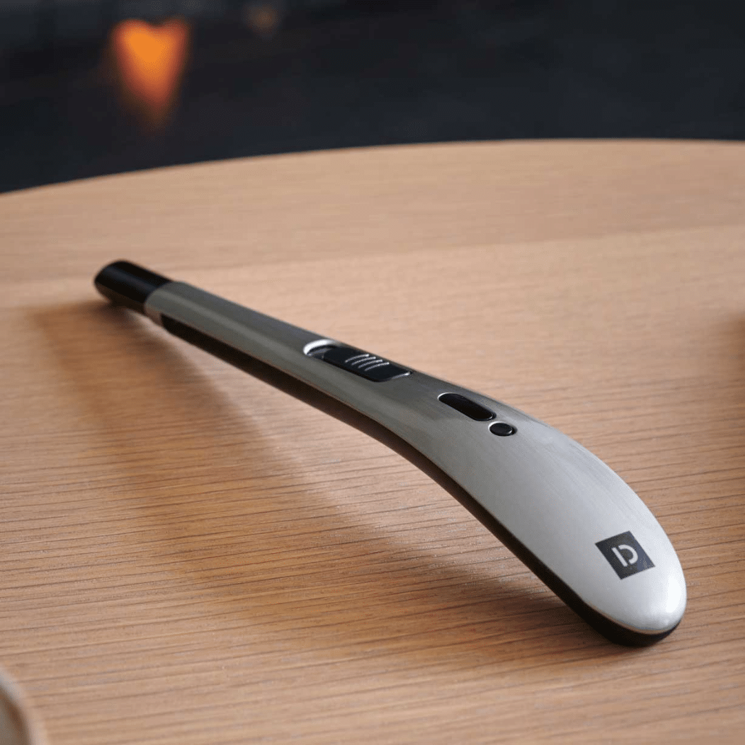 Allume-feux Fogo de Dixneuf – outil en aluminium et plastique, finitions noir et gris, pour un démarrage rapide et sécurisé de poêles, cheminées et feux de bois.