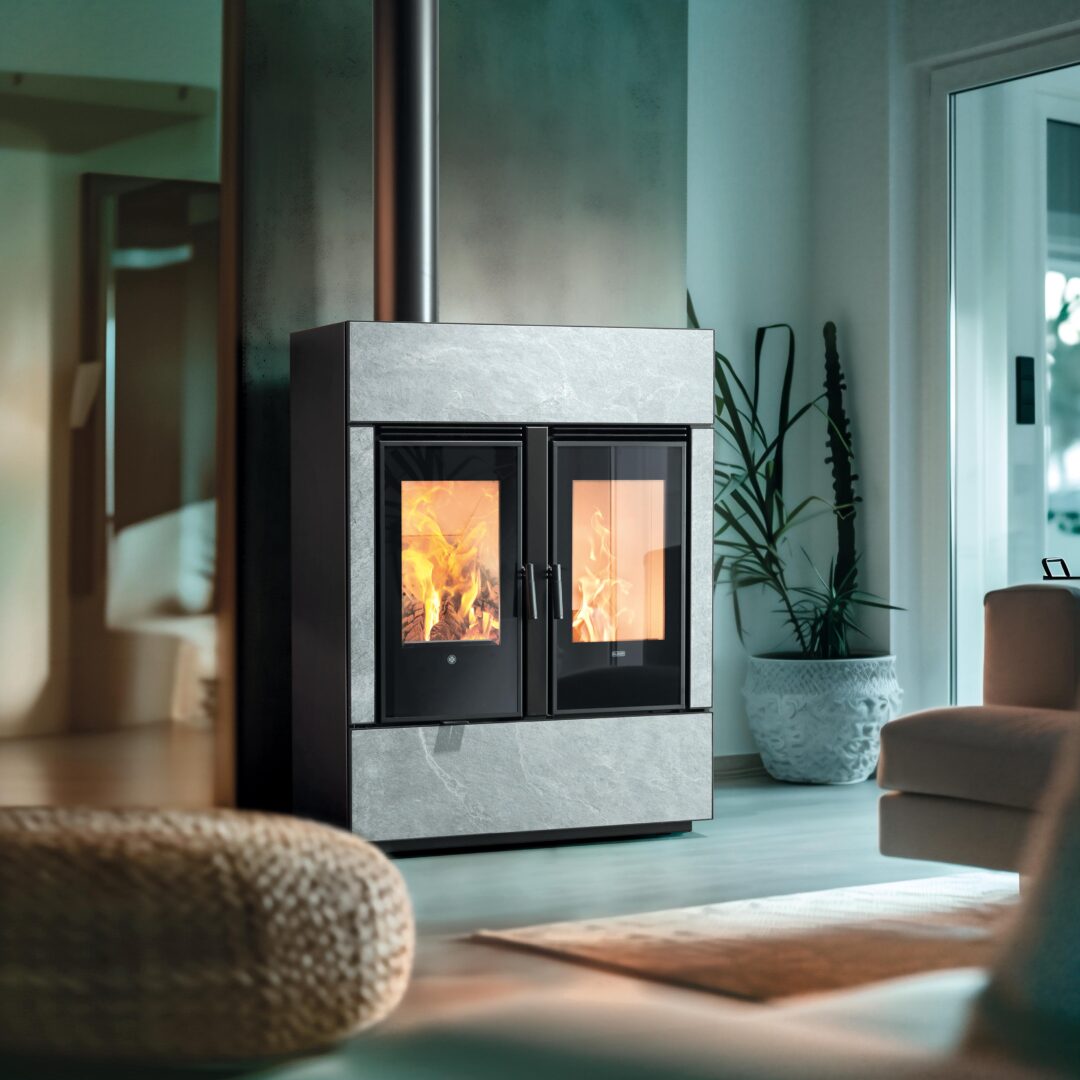 Poêle Mixte BoisGranulés Dual Air Soap Stone – appareil de chauffage moderne combinant bois et granulés avec technologie Dual Air et finition Soap Stone, offrant une chaleur homogène et un design élégant.