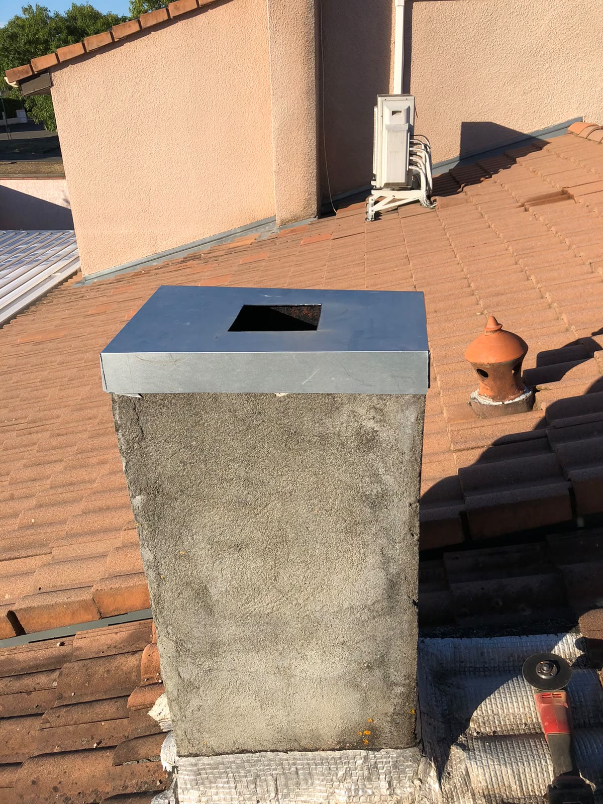 Sortie de toit avec chapeau de finition en zinc