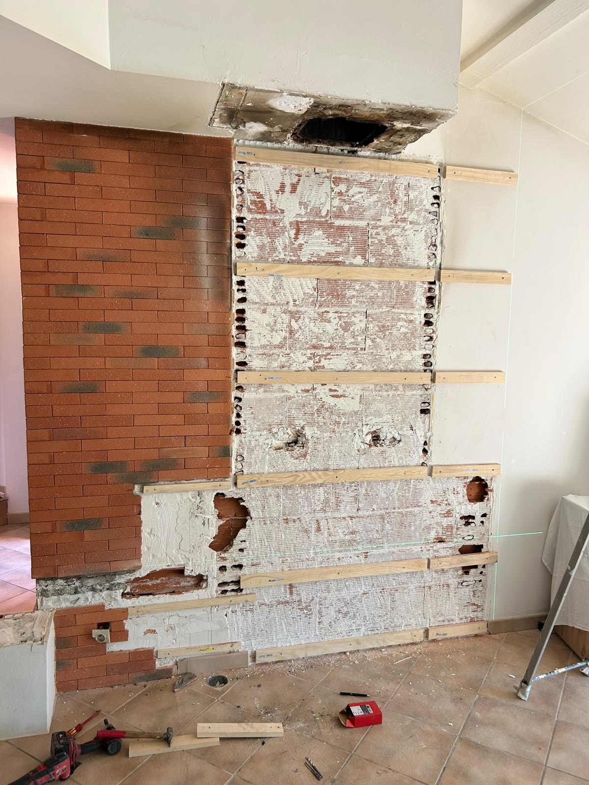 Mur mis à nu avec ossature en tasseaux bois avant habillage