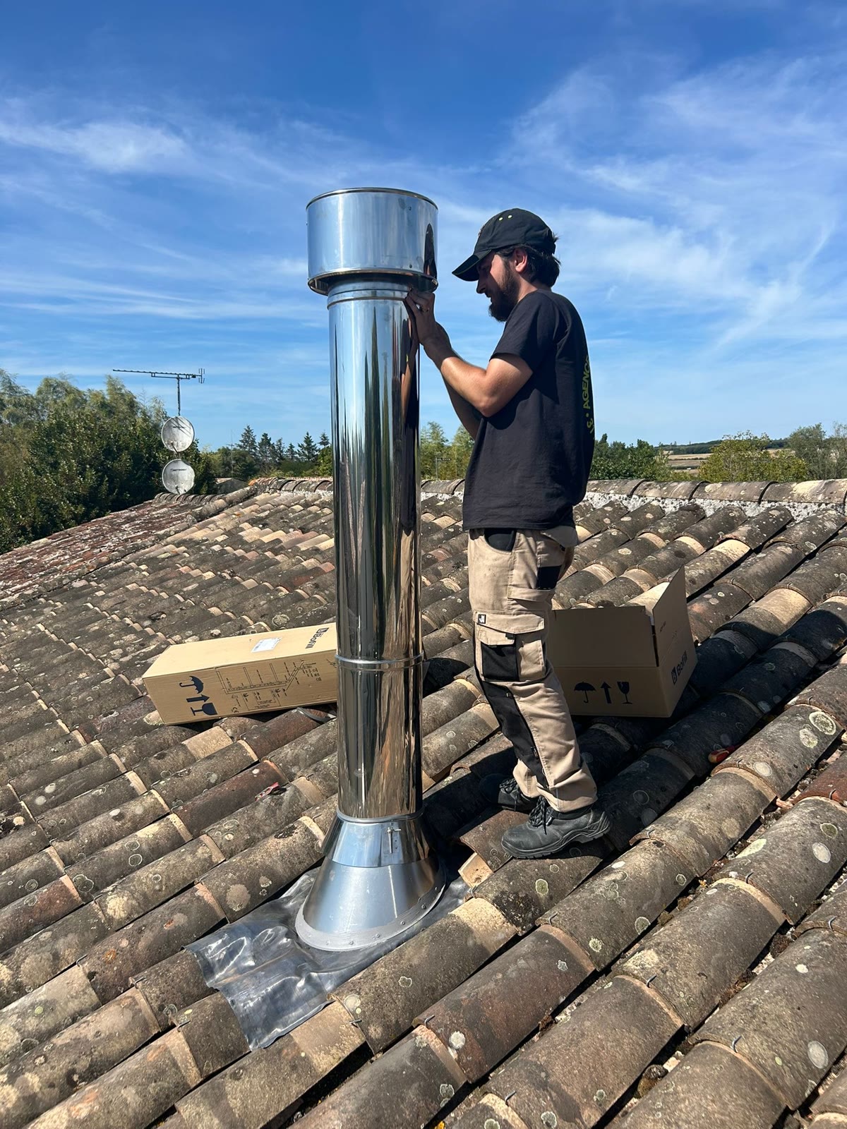 Pose d'une sortie de toit inox sur une toiture en tuiles canal