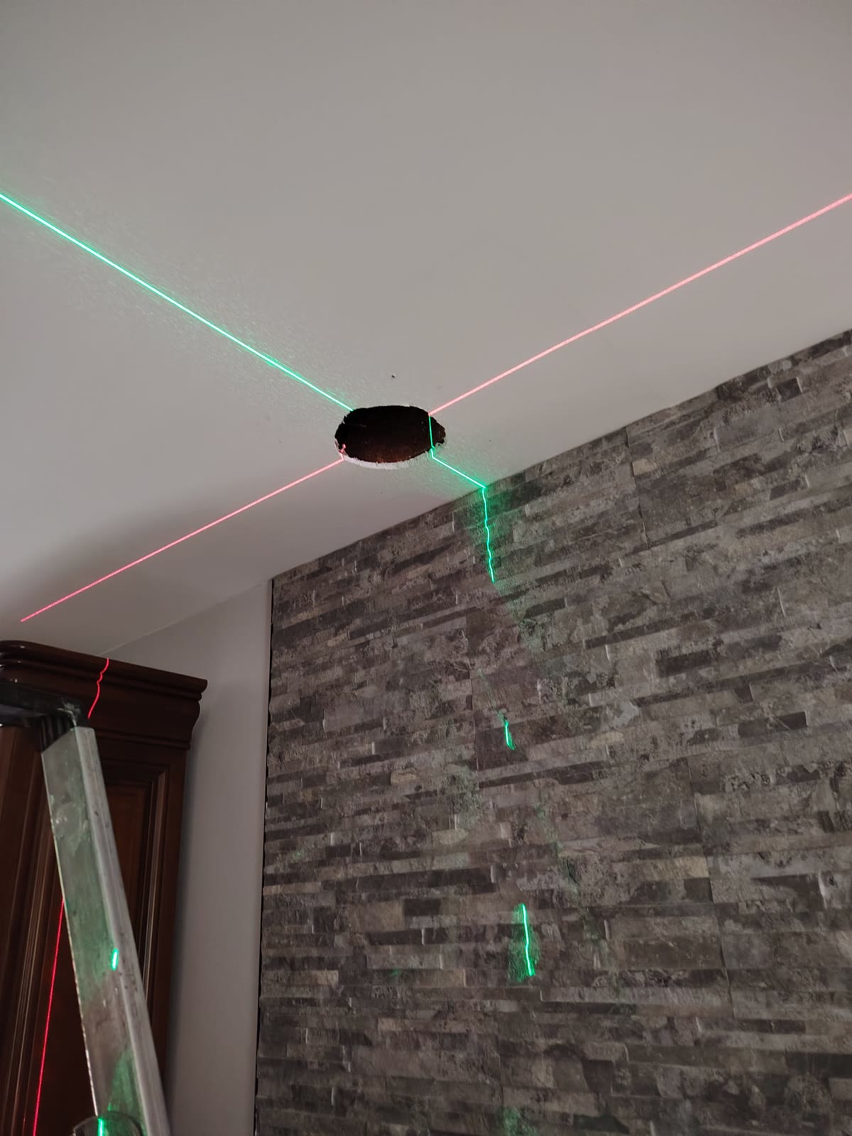 Carottage du plafond centré sur les lignes laser