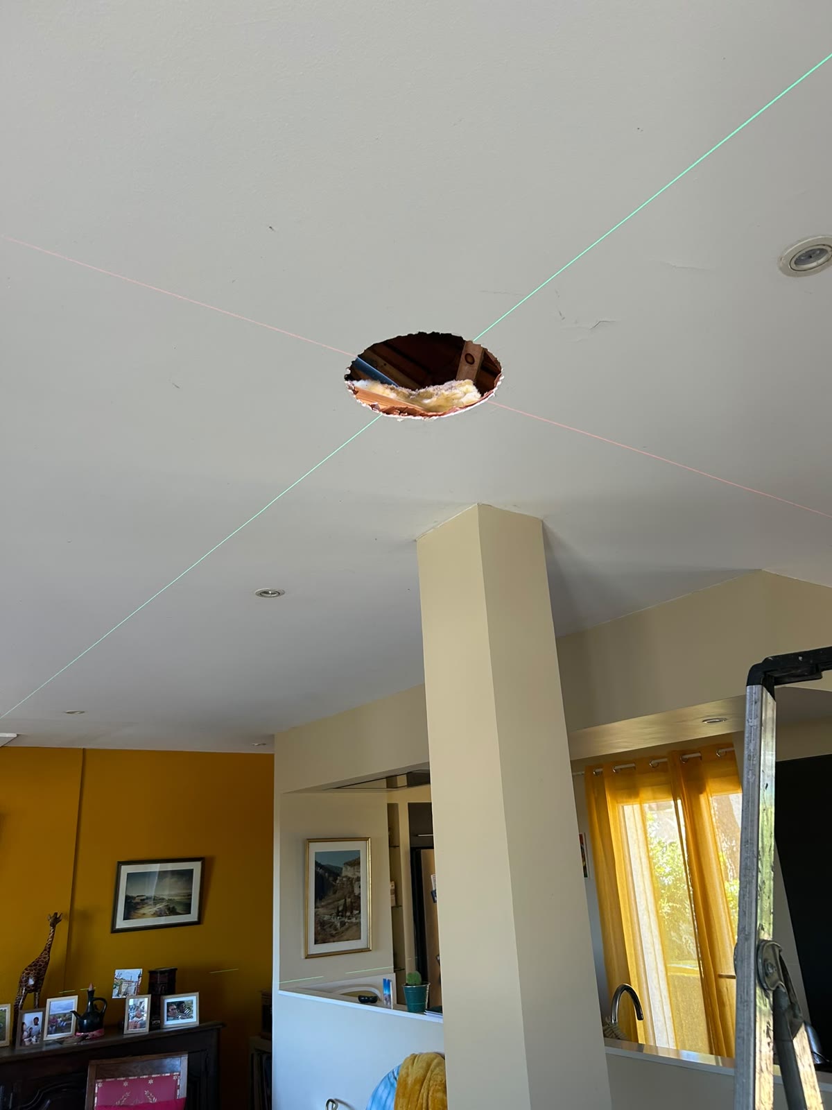 Carottage du plafond au croisement des lignes laser