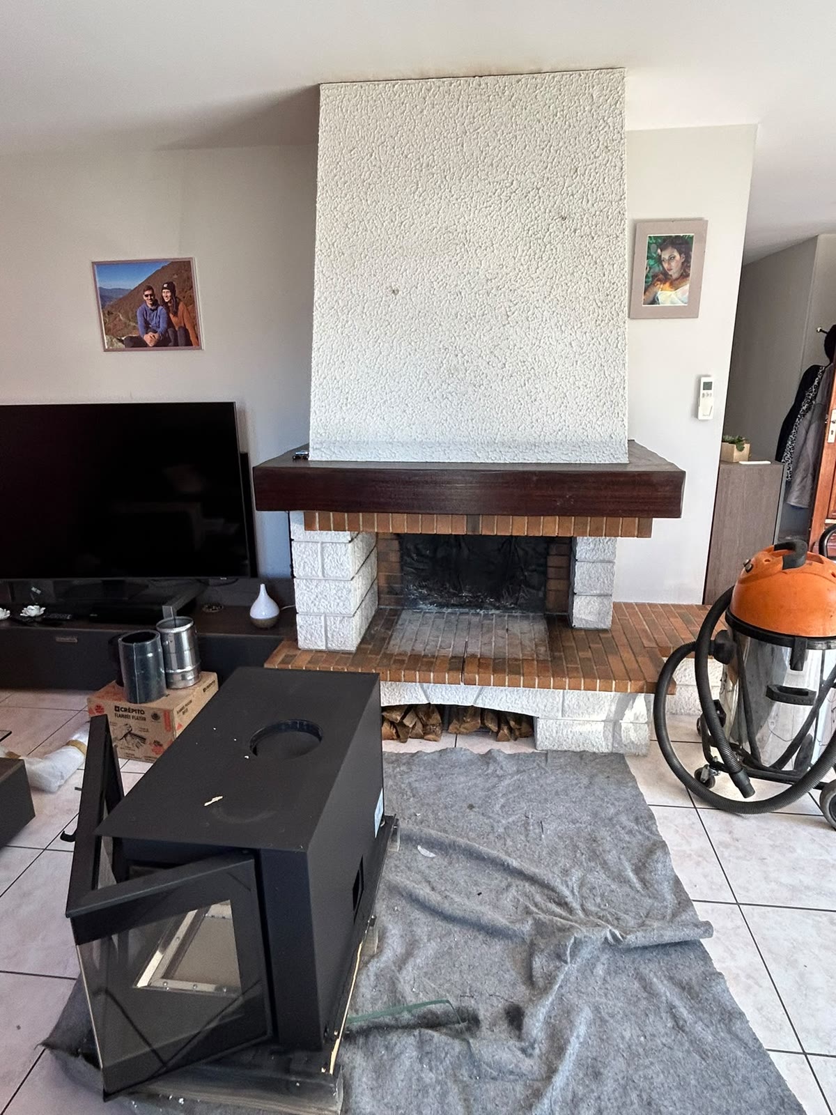 Cheminée ouverte en brique avant travaux, insert prêt à poser