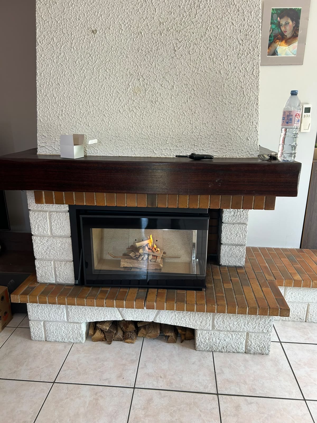 Insert vitré installé dans la cheminée existante, feu allumé