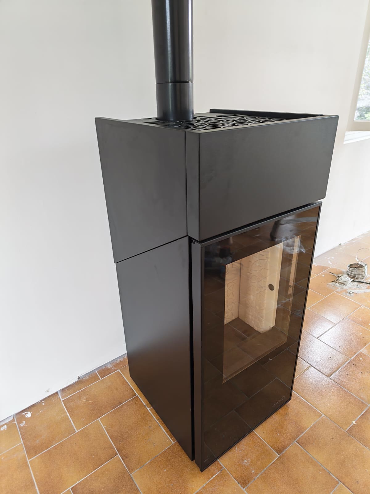Poêle à granulés noir au design carré