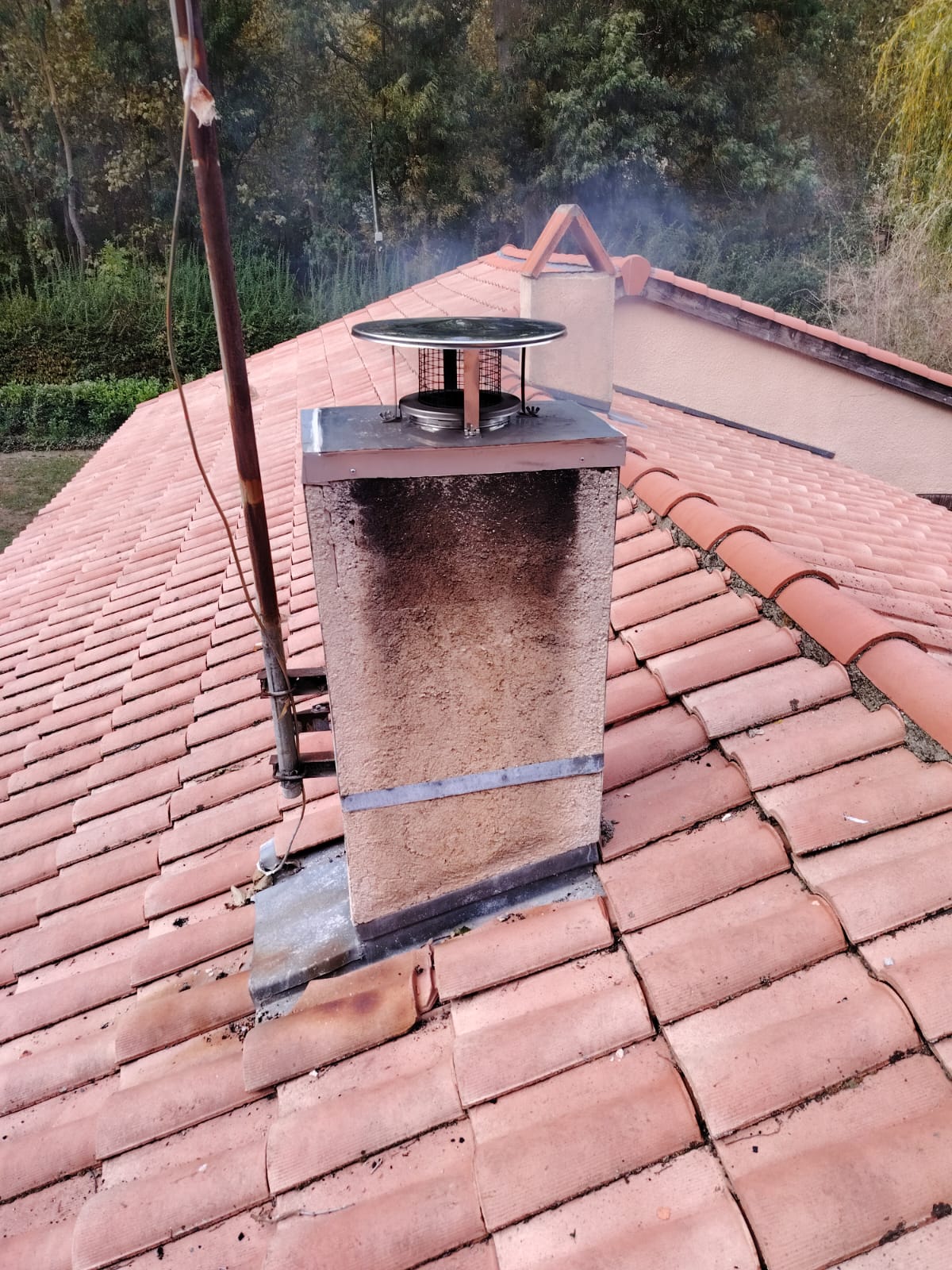 Souche de cheminée avec plaque de finition inox et chapeau